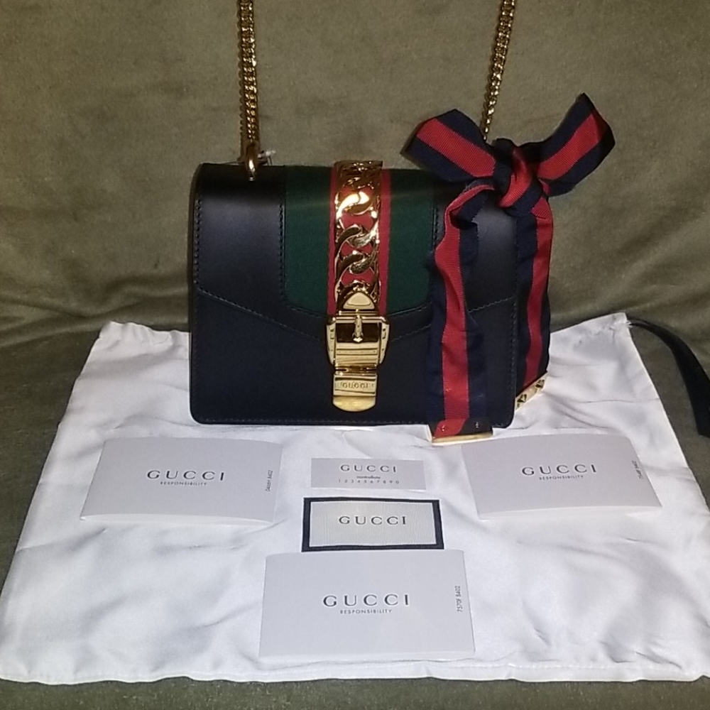 ๐๏ธ Black Gucci Leather Sylvie Chain Bag - Picture 1 of 8